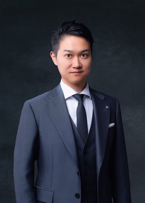 田尻さんプロフィール_背景紺_20251129